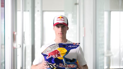 Jorge Prado, campeón del mundo de motocross, posando con su casco en Madrid.