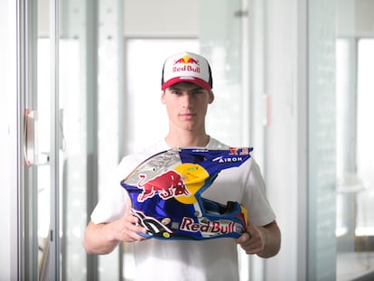 Jorge Prado, campeón del mundo de motocross, posando con su casco en Madrid.