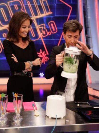 Pablo Motos prepara un batido recomendado por Isabel Preysler para "dar energía" por las mañanas.