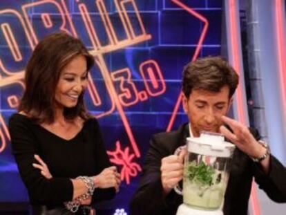 Pablo Motos prepara un batido recomendado por Isabel Preysler para "dar energía" por las mañanas.