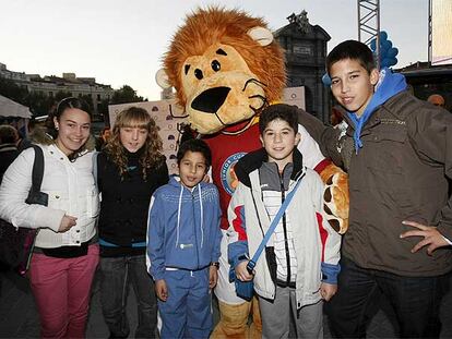 Un grupo de niños diabéticos, junto a la Puerta de Alcalá de Madrid en el Día Mundial de la Diabetes.