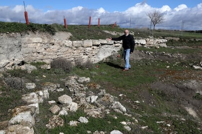 Restos de la muralla que rodeaba la población de Pintia. Se alzaba siete metros y tenía tres fosos defensivos ante ella.