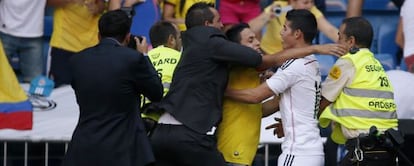 James abraza a un espontáneo que saltó al campo.