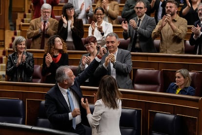 El ministro Víctor Torres recibe el aplauso de diputados este jueves, tras su participación en el pleno, último antes de someterse al tratamiento del cáncer que padece.