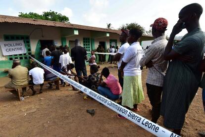 Gente en la cola para votar en Freetown, la capital de Sierra Leona, este miércoles