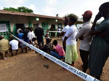 Gente en la cola para votar en Freetown, la capital de Sierra Leona, este mi&eacute;rcoles