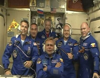 Fotografía cedida por la Agencia Espacial Europea (ESA) que muestra a la tripulación de la Estación Espacial Internacional (EEI) durante una videoconferencia con familiares y amigos. El astronauta europeo Alexander Gerst (2-d), el ruso Maxim Viktorovich Surayev (c) y el estadounidense Gregory Reid Wiseman (i) llegaron hoy con éxito a la Estación Espacial Internacional (EEI) y dieron comienzo así a la misión "Blue Dot".