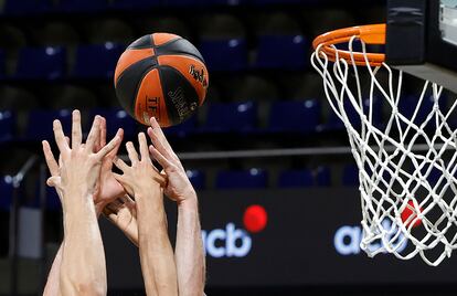 Varios jugadores pelean por un rebote. acbphoto