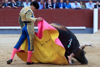 Pablo Aguado lancea a la verónica a su primer toro.