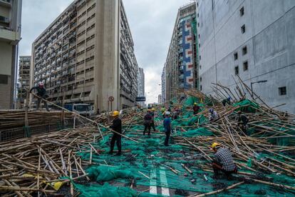 Trabajadores retiran andamios destruidos tras el paso del tifón Mangkhut por las calles de Hong Kong (China), el 17 de septiembre de 2018.