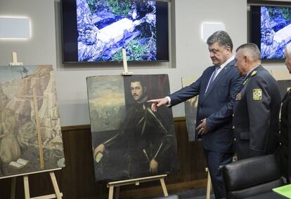 El presidente ucranio Petro Poroshenko observa las pinturas recuperadas, en Kiev, el pasado 11 de mayo. 