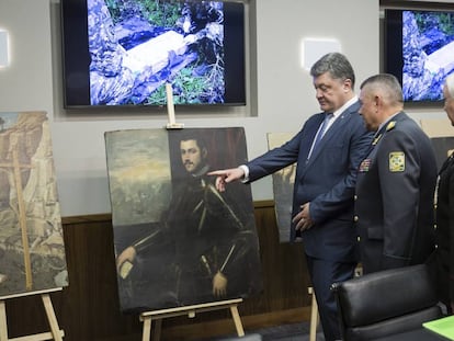 El presidente ucranio Petro Poroshenko observa las pinturas recuperadas, en Kiev, el pasado 11 de mayo. 