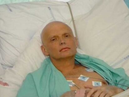 Alexander Litvinenko en la cama del hospital londinense donde falleci&oacute;.