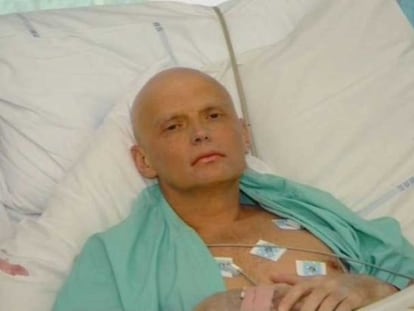 Alexander Litvinenko en la cama del hospital londinense donde falleci&oacute;.