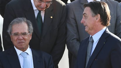 Presidente Jair Bolsonaro e ministro da Economia, Paulo Guedes, durante cerimônia no Palácio da Alvorada.