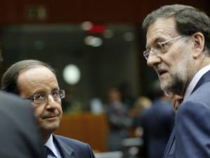 El jefe del Gobierno español, Mariano Rajoy (d), y el presidente francés, François Hollande, durante una cumbre europea en Bruselas el pasado junio.
