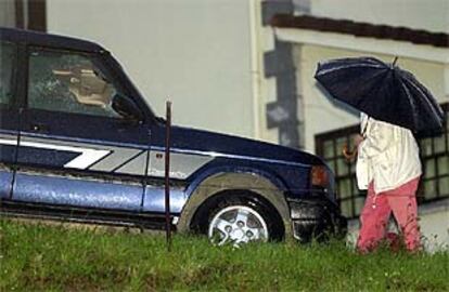 Imagen del coche en el que ha sido tiroteado el mando de la Ertzainza Miquel Uribe.