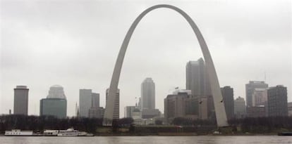 Saint Louis ha perdido un 62% de poblaci&oacute;n desde 1950. La degradaci&oacute;n es visible en partes del paseo junto al r&iacute;o Misisipi.