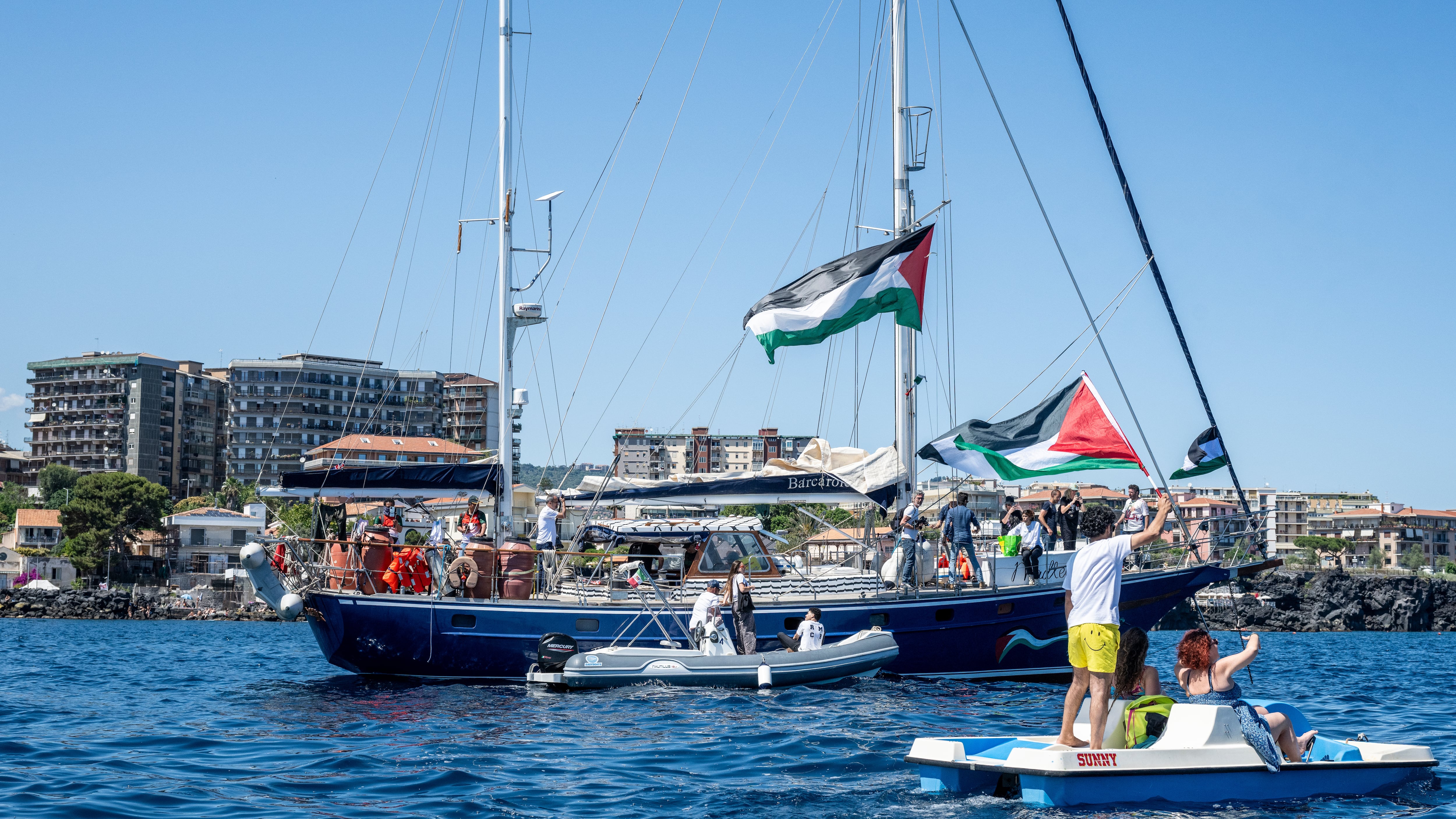 Drones en el cielo, un velero con ayuda humanitaria y un ejército al acecho: crónica visual del viaje de la Flotilla por la Libertad interceptada por Israel