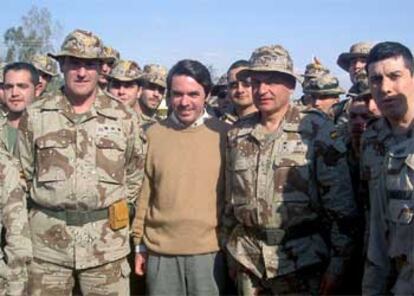 Aznar posa junto a varios militares españoles durante su visita sorpresa a Diwaniya.