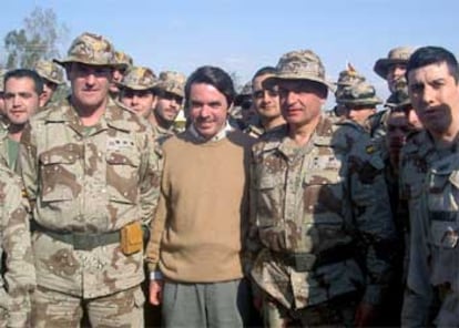 Aznar posa junto a varios militares españoles durante su visita sorpresa a Diwaniya.