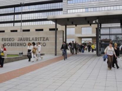 Un grupo de personas sale del edificio central del Gobierno vasco en Vitoria.