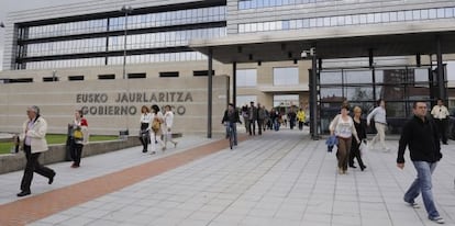 Un grupo de personas sale del edificio central del Gobierno vasco en Vitoria.