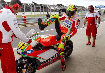 Rossi se baja de su Ducati tras finalizar la clasificación.