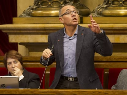 Joan Coscubiela (en medio), portavoz de Catalunya S&iacute; que es Pot, junto a Gemma Lienas y Lluis Rabell en un pleno del Parlament.