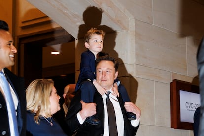 Elon Musk, con su hijo X Æ A-Xii en hombros, saliendo este jueves del Capitolio. A la izquierda, Vivek Ramaswamy.
