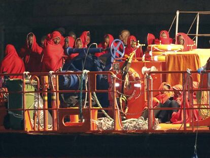 La embarcación 'Guardamar Polimnia' de Salvamento Marítimo desembarca esta noche en el puerto de Almería a los 32 inmigrantes de origen subsahariano, entre ellos nueve mujeres, rescatados cuando navegaban en una patera a 22 millas náuticas de la isla de Alborán.