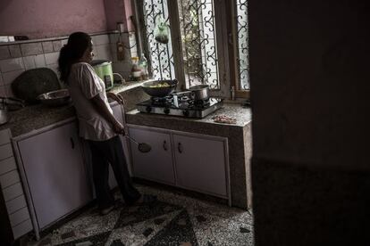 Mientras los chicos estudian, Kanchi Lama, la mujer del matrimonio que se encarga de los niños en la casa de acogida, prepara el almuerzo.