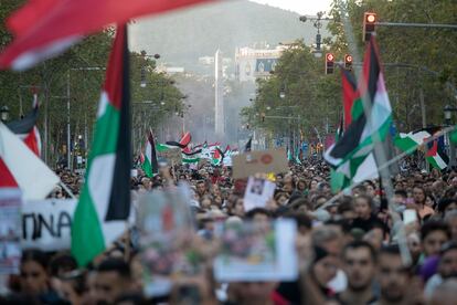 La manifestación ha recorrido este viernes el centro de Barcelona para denunciar el "genocidio" palestino por parte de Israel.