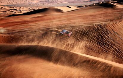 Sainz y Cruz compiten a bordo de su Mini en la undécima etapa del Dakar, en Arabia Saudí, el 16 de enero de 2020.