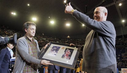 El alcalde de A Coruña homenajea al exjugador de baloncesto.