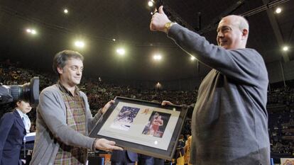 El alcalde de A Coruña homenajea al exjugador de baloncesto.