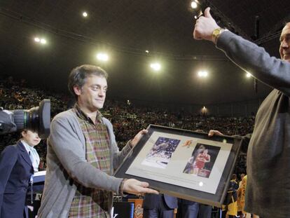 El alcalde de A Coruña homenajea al exjugador de baloncesto.