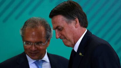 Paulo Guedes e Jair Bolsonaro, nesta segunda-feira, em Brasília.