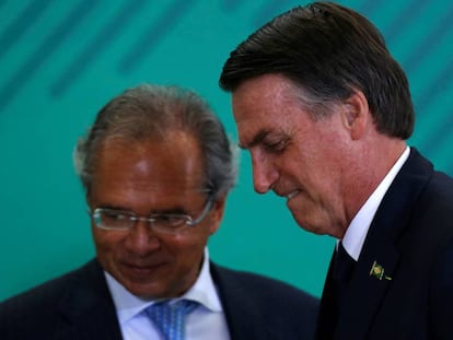 Paulo Guedes e Jair Bolsonaro, nesta segunda-feira, em Brasília.