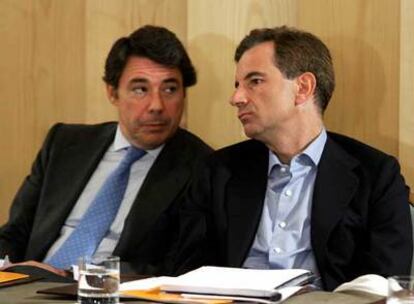 Juan Costa (derecha) e Ignacio González, ayer durante la reunión del Comité Ejecutivo del PP.