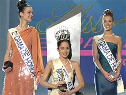 Lorena Van Heerde, junto a las Damas de Honor, al final del concurso Miss España 2001.
