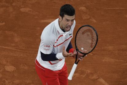 El serbio Novak Djokovic grita tras no haber logrado romper el primer juego de servicio del español Pablo Carreno en el cuarto set del partido de cuartos de final del torneo Roland Garros de París, Francia, el miércoles 7 de octubre de 2020. 