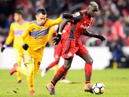 Zelarayán de Tigres y Mavinga de Toronto FC, durante un partido de la Concachampions.