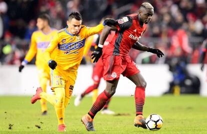 Zelarayán de Tigres y Mavinga de Toronto FC, durante un partido de la Concachampions.