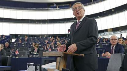 El presidente de la Comisi&oacute;n Jean-Claude Juncker se dirige al Parlamento Europeo, el pasado 26 de noviembre.