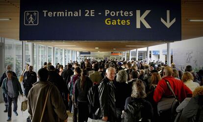 Fuertes medidas de control de llegada de pasajeros en el aeropuerto Charles De Gaulle de París.