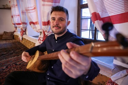 El músico bosnio Zanin Berbic toca el saz, un instrumento tradicional, durante una 'sevdalinka' de temática amorosa.