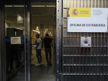 La oficina de extranjería de la Delegación de Gobierno de Madrid, una de las que más retrasos acumula, ha reducido a la mitad la oferta de citas previas.