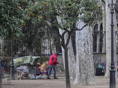 Una persona sin hogar en el parque de la Ciutadella de Barcelona.