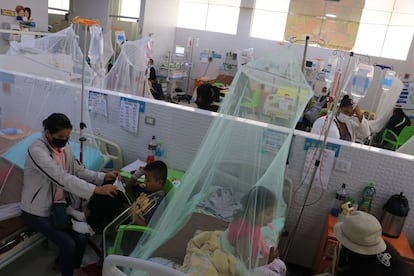 Niños internados con dengue en Santa Cruz, Bolivia, el 18 de febrero de 2023.